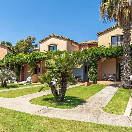 In With Swimming Pool In Santa Margherita Di Pula, 250 Meters From The Sea بولا